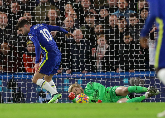 london-uk-2nd-jan-2022-christian-pulisic-of-chelsea-attempts-to-round-caoimhin-kelleher-of-liverpool-and-fails-during-the-premier-league-match-at-stamford-bridge-london-picture-credit-should-rea