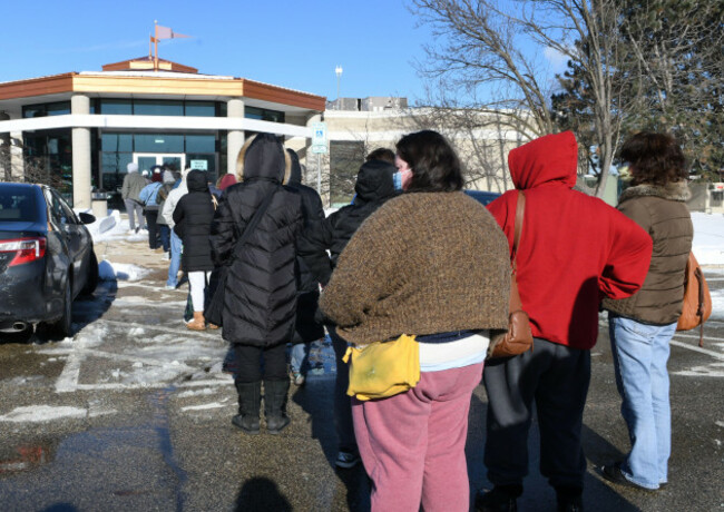 racine-wisconsin-usa-3rd-jan-2022-dozens-of-people-waited-in-a-windchill-of-seven-degrees-21-degree-temperature-for-covid-19-tests-at-festival-hall-along-the-lake-michigan-shoreline-in-racine