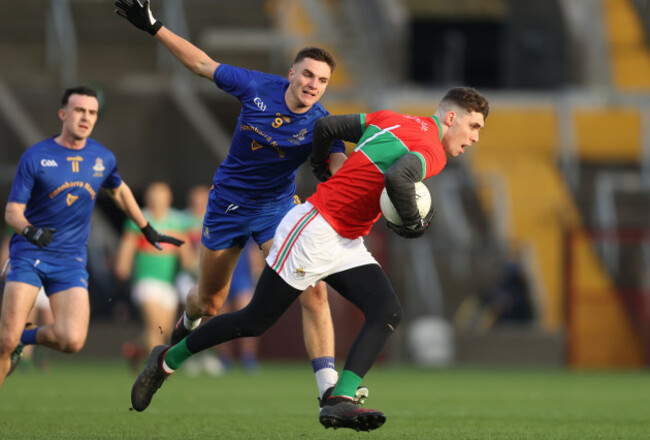 mark-white-runs-past-brian-hayes