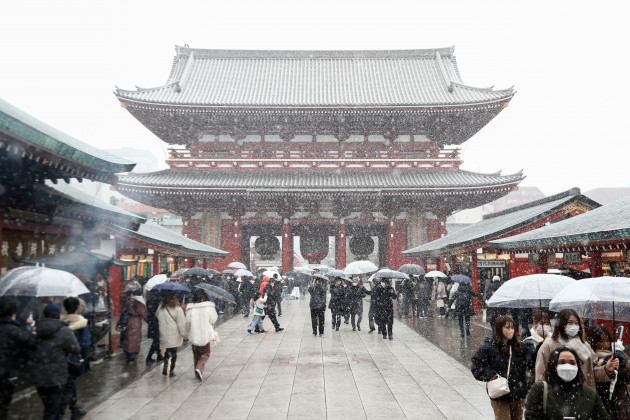 tokyo-japan-6th-jan-2022-snow-falls-over-the-sensoji-temple-in-asakusa-heavy-snowfall-hit-tokyo-for-the-first-time-in-the-year-credit-image-rodrigo-reyes-marinzuma-press-wire-credit