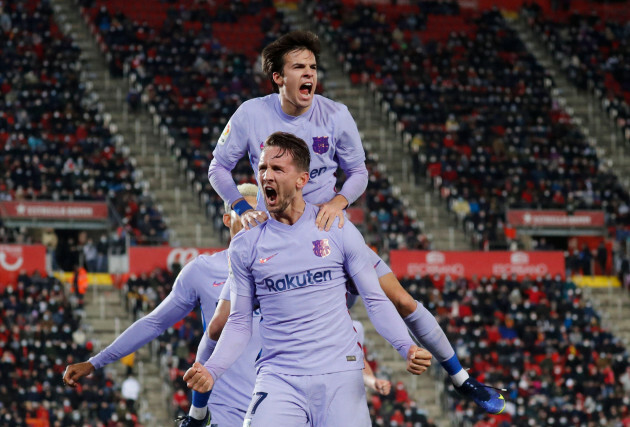 soccer-football-laliga-rcd-mallorca-v-fc-barcelona-visit-mallorca-stadium-palma-mallorca-spain-january-2-2022-fc-barcelonas-luuk-de-jong-celebrates-scoring-their-first-goal-with-riqui-pui