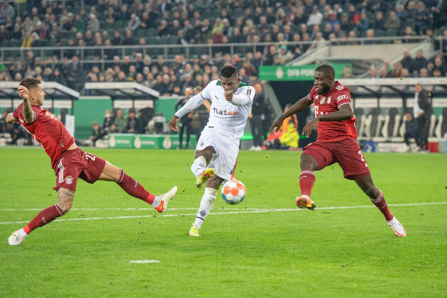 breel-embolo-mg-mi-scored-the-goal-to-make-it-4-0-lucas-hernandez-m-l-and-dayot-upamecano-m-arrive-late-late-shot-force-shot-soccer-dfb-pokal-2nd-round-borussia-monchengladbach-mg