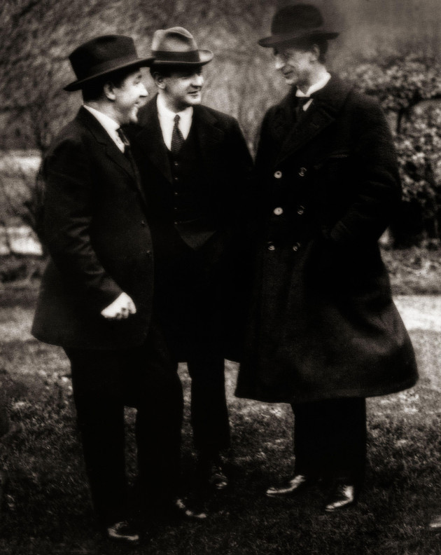 michael-collins-eamon-de-valera-and-harry-boland-in-conversation-prior-to-the-signing-of-the-anglo-irish-treaty-collins-supported-the-treaty-whereas-boland-opposed-the-anglo-irish-treaty-along-wit