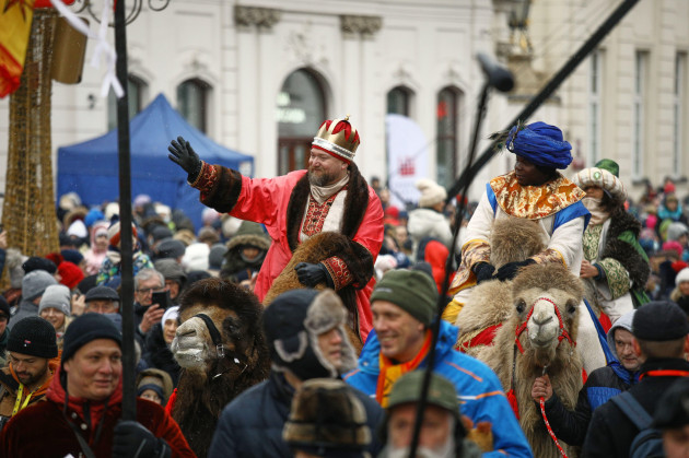 warsaw-poland-06th-jan-2022-the-parade-in-the-old-town-is-seen-during-the-three-kings-celebration-on-06-january-2022-in-warsaw-poland-photo-by-jaap-arrienssipa-usa-credit-sipa-usaalamy-live