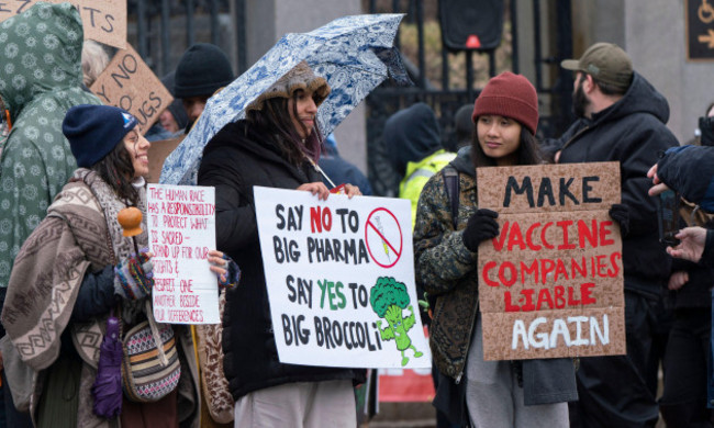 boston-massachusetts-usa-january-5-2022-boston-massachusetts-usa-demonstrators-protest-against-coronavirus-disease-covid-19-vaccine-mandates-in-boston-credit-keiko-hiromiafloalamy-live-n