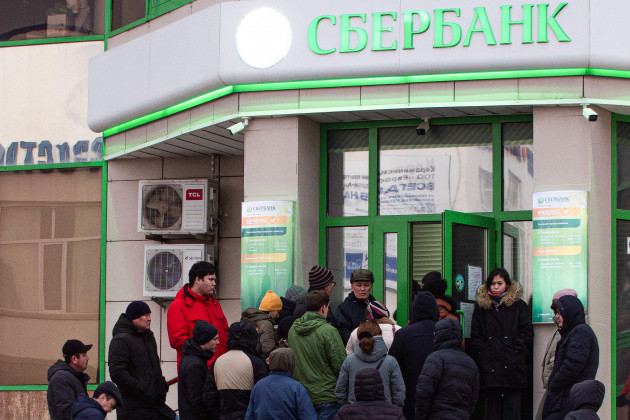 aktau-kazakhstan-january-6-2022-people-gather-outside-a-sberbank-branch-in-the-night-of-january-6-internet-connection-was-lost-across-the-country-payment-systems-stopped-working-as-well-citiz