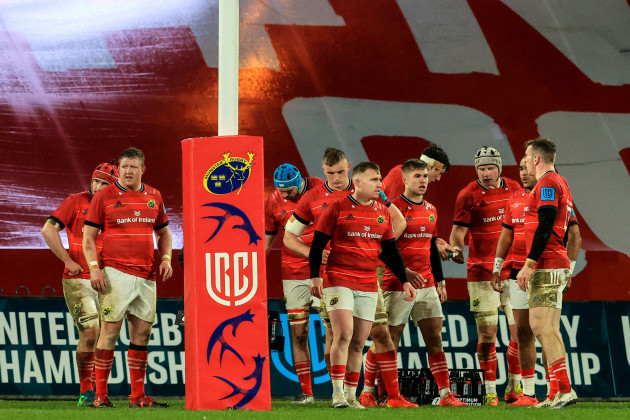 the-munster-team-dejected-under-the-posts-after-conceding-the-opening-try-812022