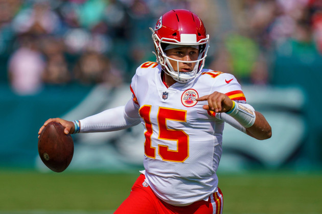 philadelphia-pennsylvania-usa-3rd-oct-2021-kansas-city-chiefs-quarterback-patrick-mahomes-15-in-action-during-the-nfl-game-between-the-kansas-city-chiefs-and-the-philadelphia-eagles-at-lincoln
