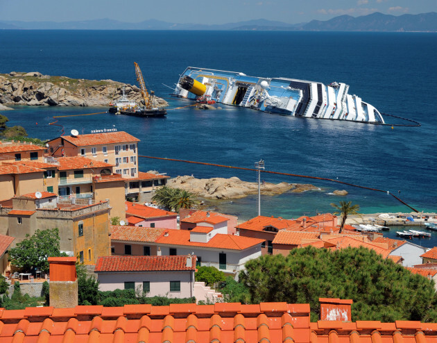 Le renversé-concordia-croisière-se trouve-à-l'extérieur-du-port-l'île-de-Giglio-Isola-del-Giglio-Italie-17-mai-2012-le-paquebot-de-croisière-est-à moitié coulé devant l'île de Giglio après avoir été touché en dessous de