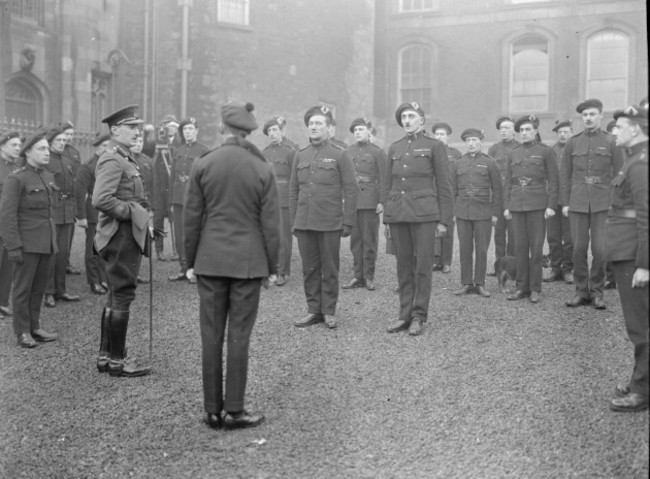 historic-dublin-scenes-provisional-government-of-southern-ireland-takes-over-control-of-dublin-castle-general-boyd-the-officer-commanding-the-dublin-district-addressing-f-division-of-the-a