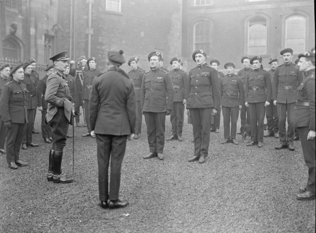 historic-dublin-scenes-provisional-government-of-southern-ireland-takes-over-control-of-dublin-castle-general-boyd-the-officer-commanding-the-dublin-district-addressing-f-division-of-the-a
