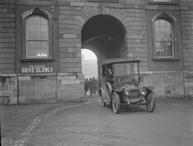 historic-dublin-scenes-provisional-government-of-southern-ireland-takes-over-control-of-dublin-castle-the-car-containing-mr-michael-collins-passing-through-the-arch-connecting-the-lower-castle-yar