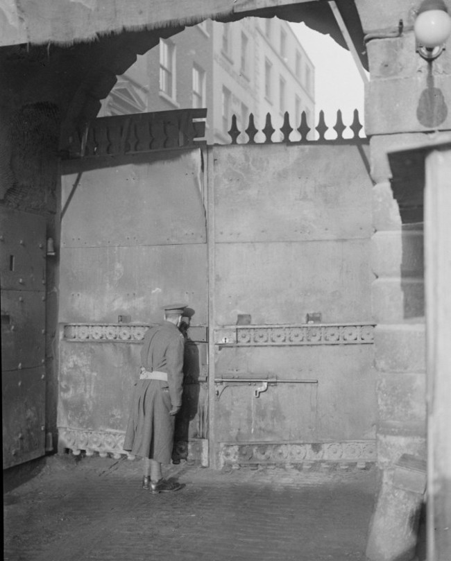 historic-dublin-scenes-provisional-government-of-southern-ireland-take-over-control-of-dublin-castle-the-main-gate-at-the-castle-armoured-and-loopholed-showing-an-english-sentry-on-guard-he