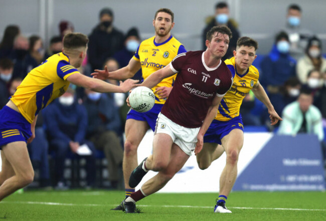 owen-gallagher-passes-the-ball