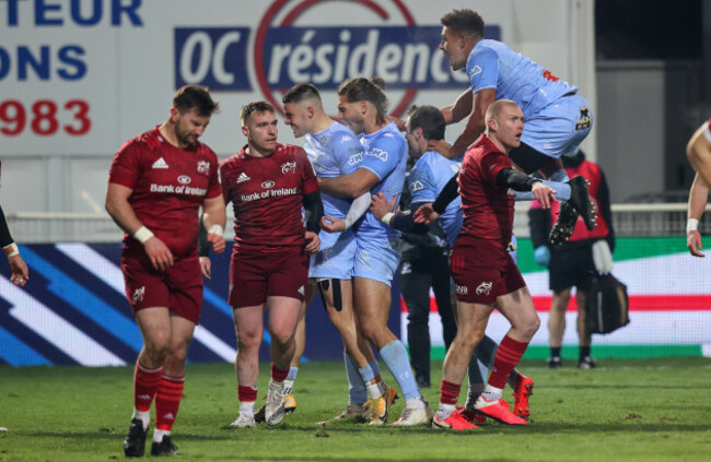 thomas-larregain-celebrates-scoring-their-first-try-with-teammates