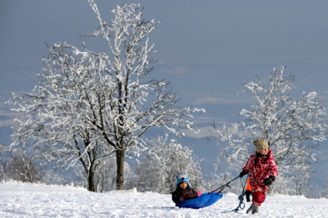 kozakov-czech-republic-16th-jan-2022-children-sled-on-a-hill-kozakov-in-the-bohemia-paradise-in-the-czech-republic-during-winter-impression-of-snowy-trees-credit-image-slavek-rutazuma-p