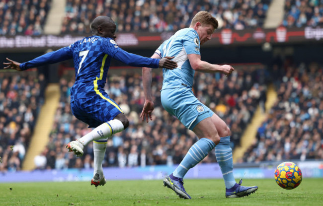 manchester-england-15th-january-2022-ngolo-kante-of-chelsea-challenges-kevin-de-bruyne-of-manchester-city-during-the-premier-league-match-at-the-etihad-stadium-manchester-picture-credit-should