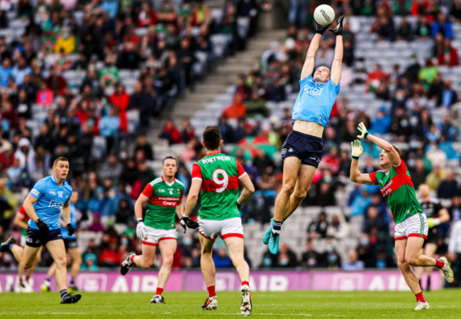 brian-fenton-catches-a-high-ball