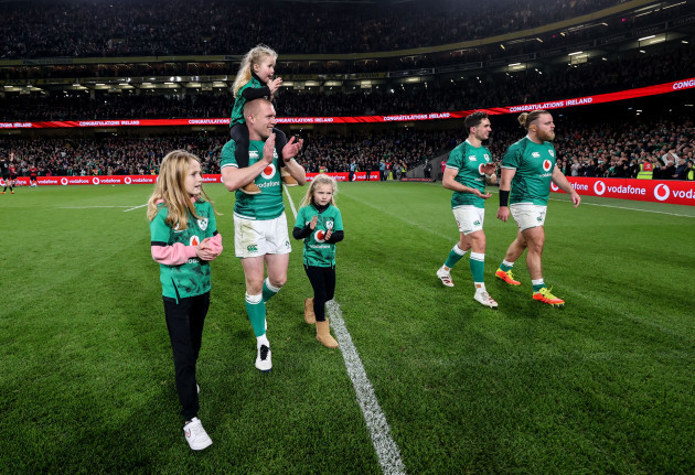 keith-earls-celebrates-after-the-game-with-his-daughters-ella-may-emie-and-laurie