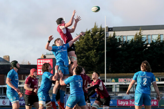 john-glasgow-wins-a-line-out-ball