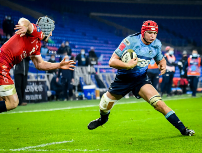 james-botham-comes-up-against-jonathan-davies