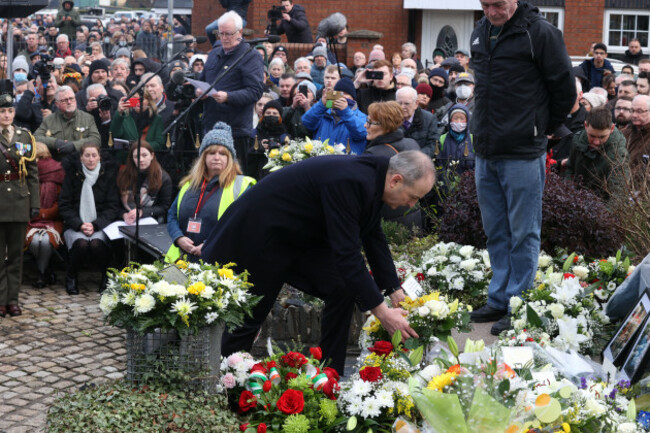 LR TAOISEACH LAYS WREATH _2746