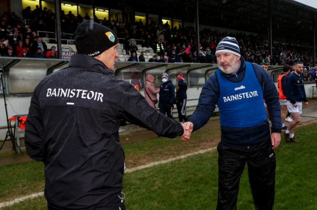 jack-oconnor-shakes-hands-with-glenn-ryan-after-the-game