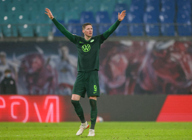 leipzig-germany-23rd-jan-2022-soccer-bundesliga-matchday-20-rb-leipzig-vfl-wolfsburg-at-the-red-bull-arena-wolfsburg-player-wout-weghorst-waves-to-his-teammates-credit-jan-woitasdpa-zentr