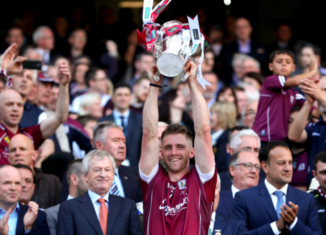 aidan-harte-lifts-the-liam-mccarthy-cup