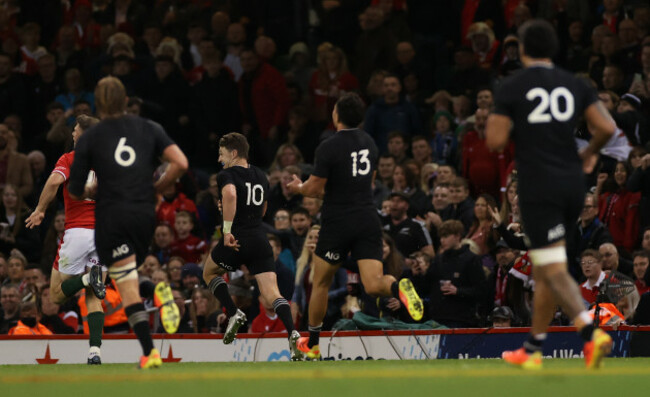 beauden-barrett-breaks-free-to-score-a-try