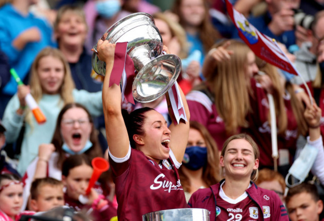 dervla-higgins-lifts-the-oduffy-cup