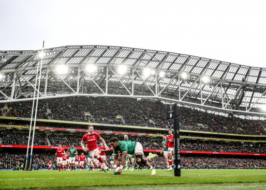 bundee-aki-scores-their-first-try