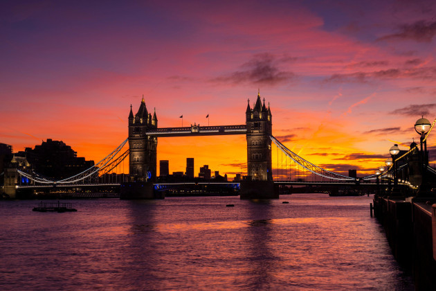 london-uk-8th-feb-2022-uk-weather-spectacular-sunrise-colours-over-tower-bridge-and-the-city-credit-celia-mcmahonalamy-live-news