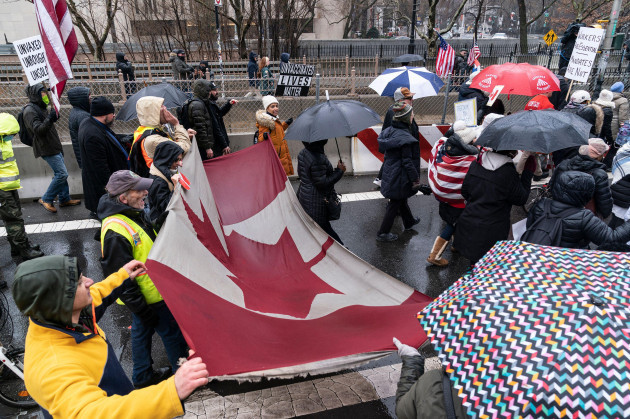 new-york-usa-07th-feb-2022-dozens-of-protesters-carrying-american-and-canadian-flags-brave-rain-across-brooklyn-bridge-march-and-rally-at-city-hall-against-vaccination-mandate-in-new-york-on-febru
