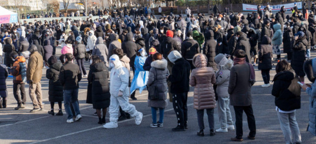 seoul-south-korea-6th-feb-2022-south-korean-peoples-wait-to-take-covid-19-self-test-at-a-testing-site-outside-the-seoul-olympic-stadium-in-seoul-south-korea-february-6-2022-south-korea-report