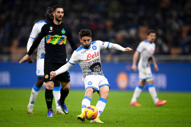 milan-italy-21-november-2021-dries-mertens-of-ssc-napoli-scores-a-goal-during-the-serie-a-football-match-between-fc-internazionale-and-ssc-napoli-credit-nicolo-campoalamy-live-news