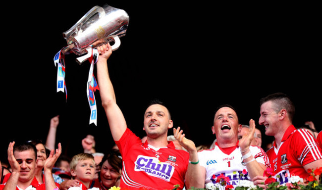 patrick-cronin-goalkeeper-anthony-nash-and-patrick-horgan-celebrate-lifting-the-trophy