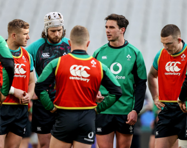 joey-carbery-talks-with-the-team-during-the-captains-run