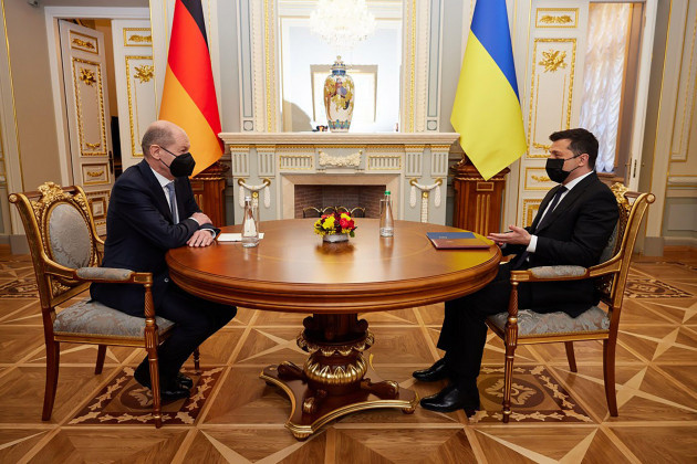 kyiv-ukraine-14th-feb-2022-ukrainian-president-president-volodymyr-zelensky-r-and-german-chancellor-olaf-scholz-meet-in-kyiv-on-monday-february-14-2022-scholz-landed-in-kyiv-for-crisis-talks