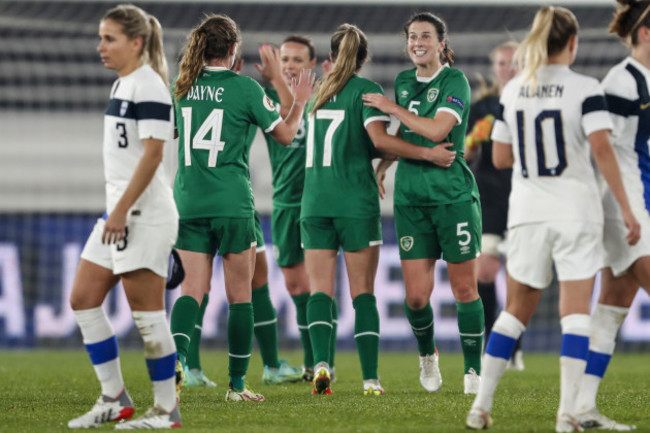 heather-payne-celebrates-after-the-game-with-jamie-finn-and-niamh-fahey