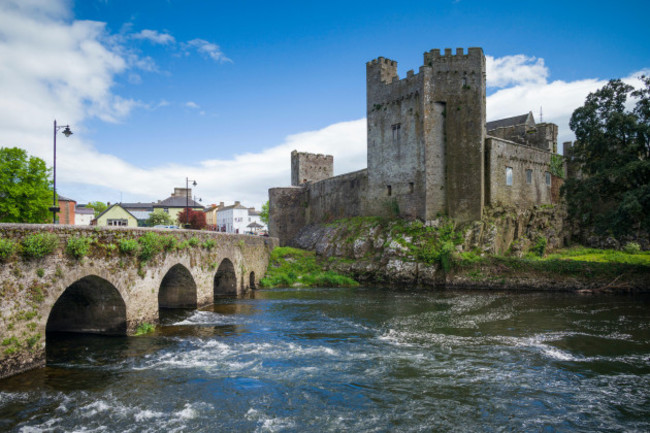 ireland-county-tipperary-cahir-cahir-castle-12th-century-exterior