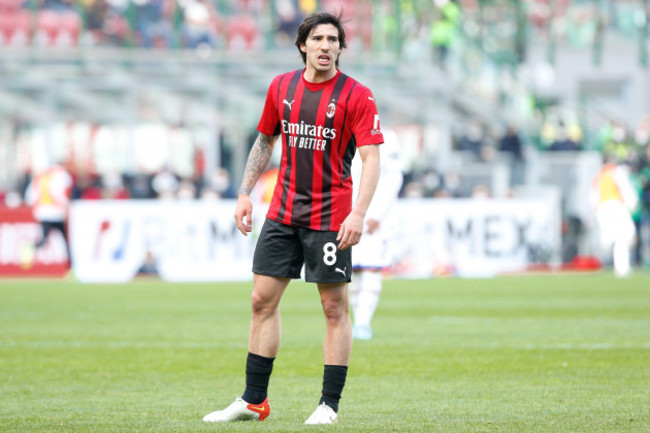 milan-italy-13th-feb-2022-italy-milan-february-13-2022-sandro-tonali-milan-midfielder-waiting-for-a-goalkeeper-throw-in-the-second-half-during-football-match-ac-milan-vs-sampdoria-serie-a-20