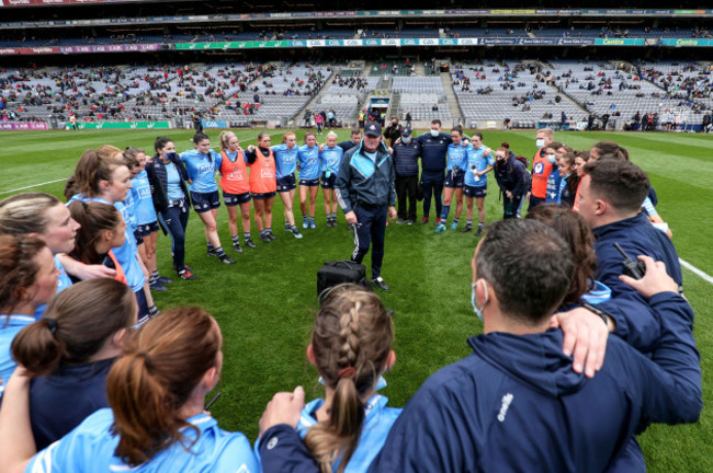 mick-bohan-speaks-to-his-team-after-the-game