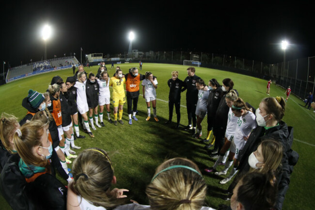 vera-pauw-speaks-to-her-team-after-the-game