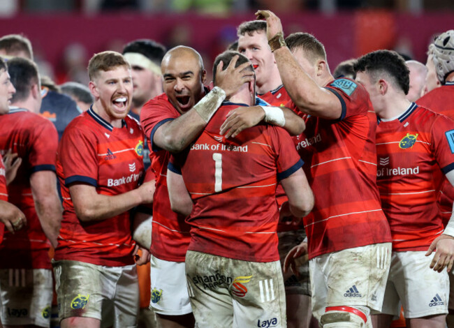 gavin-coombes-and-simon-zebo-congratulate-dave-kilcoyne-on-winning-a-turnover