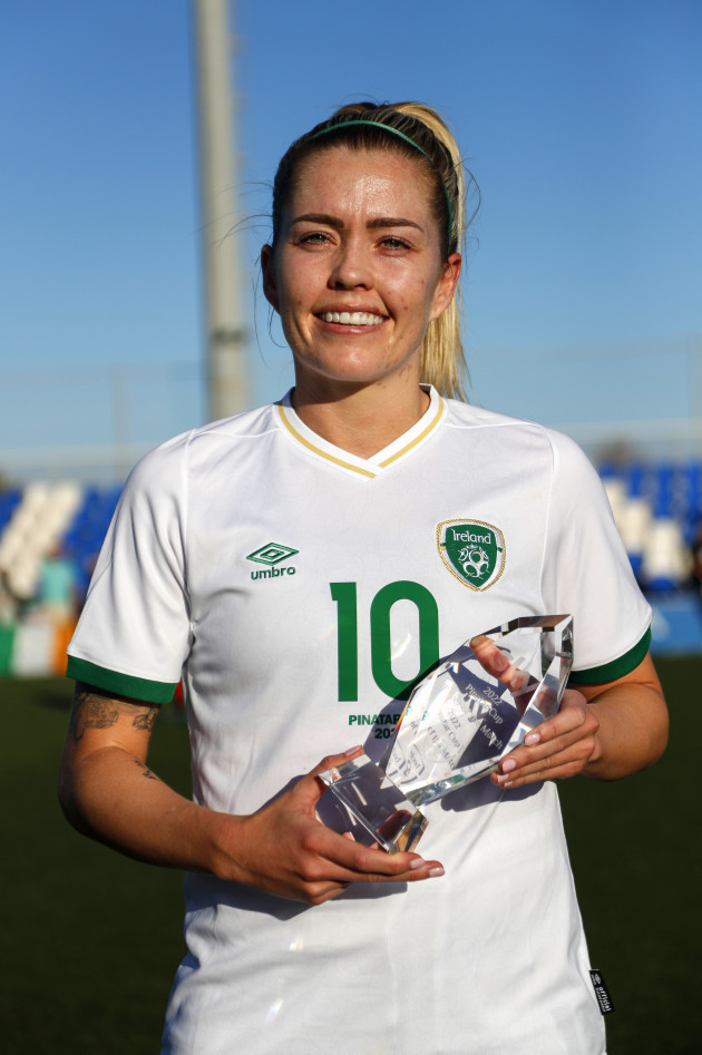 denise-osullivan-with-the-player-of-the-match-award