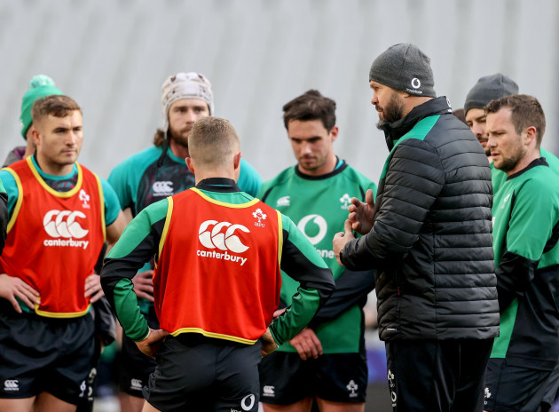 andy-farrell-talks-with-the-team-during-the-captains-run