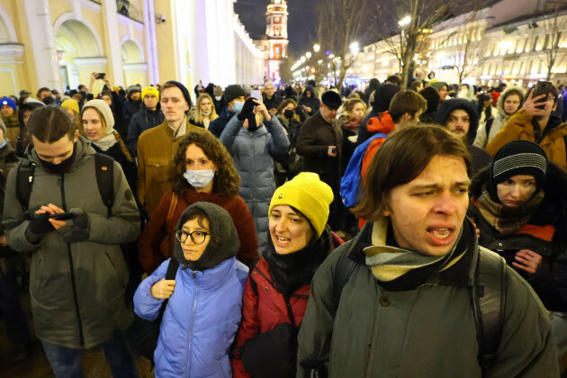 saint-petersbourg-russie-24-fevrier-2022-des-manifestants-vus-lors-d-une-manifestation-anti-guerre-non-autorisee-dans-le-centre-saint-petersbourg-debut-de-journee-24-fevrier-la-russie-le-president-poutine a annonce sa decision