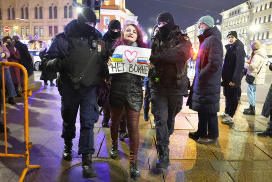 st-petersburg-russia-24th-feb-2022-the-police-detain-a-demonstrator-holding-a-sign-with-a-message-reading-no-to-war-during-an-unsanctioned-anti-war-protest-in-central-st-petersburg-early-on-24