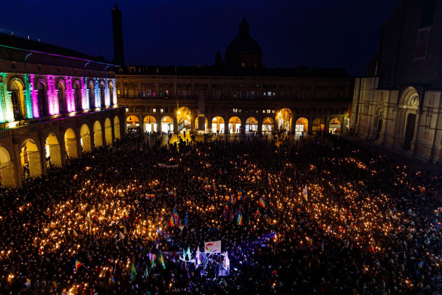 bologna-italy-february-25-2022-peaceful-torchlight-procession-in-favour-of-peace-in-ukraine-in-piazza-maggiore-bologna-italy-credit-massimiliano-donatialamy-live-news